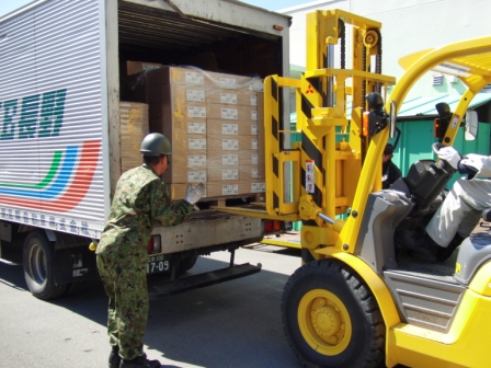フォークリフトによる支援物資の搬入風景