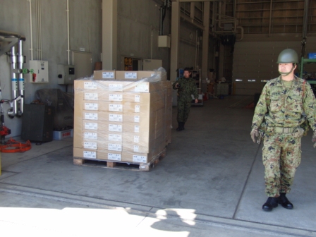 駐屯地内で支援物資を運ぶ自衛隊員の皆様